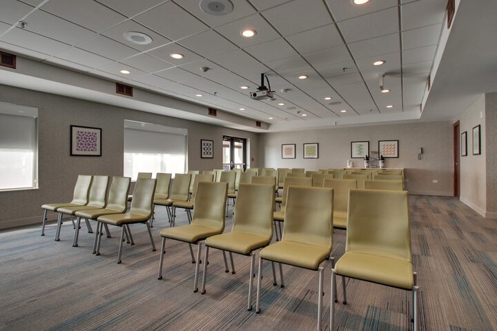 Holiday Inn Express & Suites Aurora - Naperville by IHG