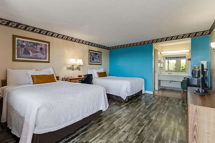 Room 10 of 28
