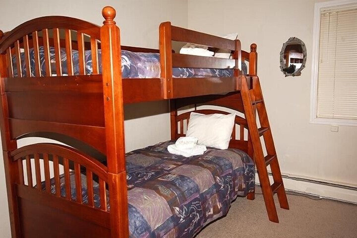 Room 6 of 12