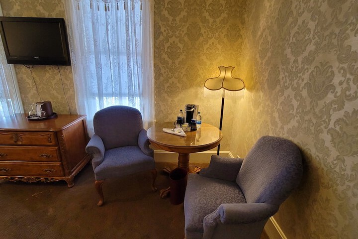 Room 37 of 104