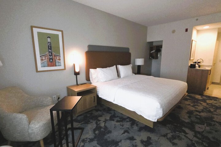 Hampton Inn & Suites Ontario