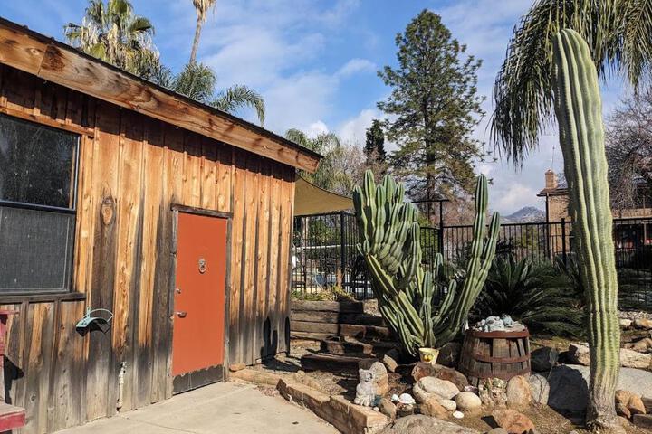 Rustic Rooms Barn Loft (Upstairs Studio Apartment) Near Kings Canyon & Sequoia National Parks