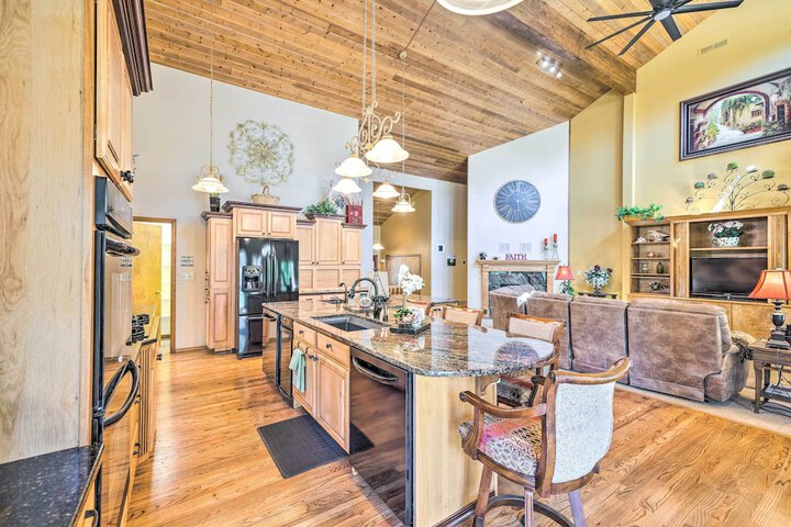 Serene Monument Sanctuary w / Patio & Fire Pit!