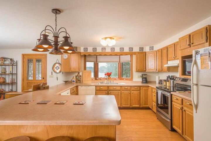 Lake House Family Vacation - Sleeps 12 Dock Kayaks Paddle Boards