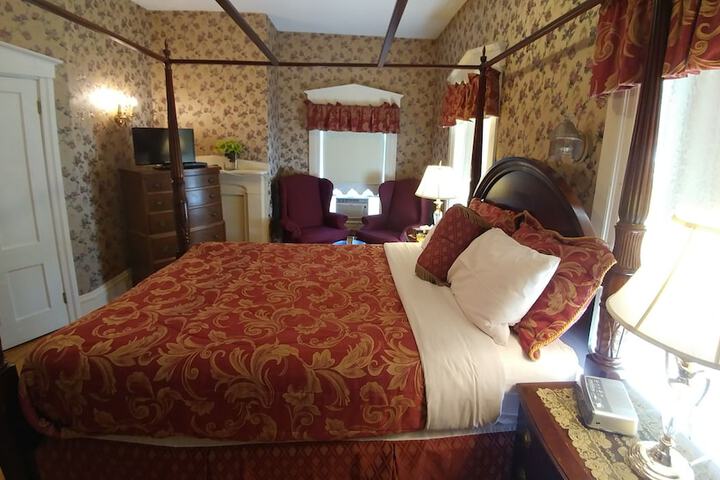 Room 28 of 35