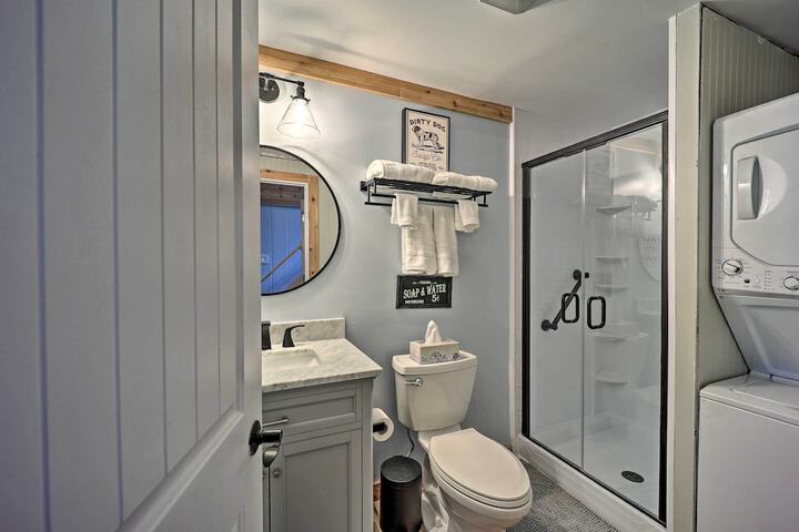 1 Mi to Skiing: Beech Mountain Condo w / Fireplace!