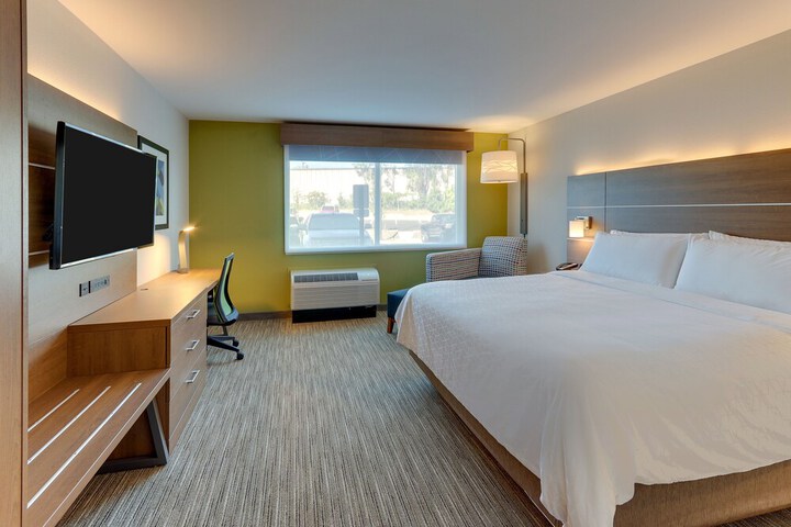 Holiday Inn Express & Suites Roanoke – Civic Center by IHG