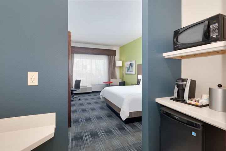 Holiday Inn Express & Suites Dallas NW - Farmers Branch by IHG