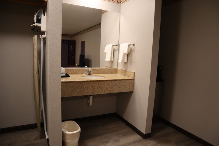 Room 33 of 47