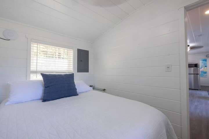 Tiny House 2 5 hrs NYC and Boston Waterfront Wifi