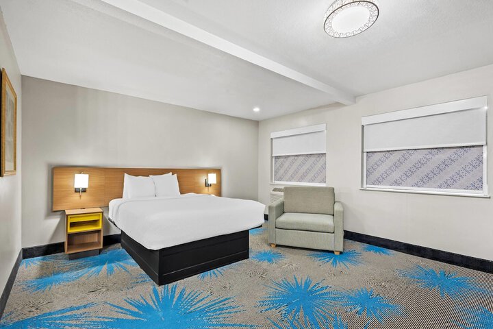 Days Inn by Wyndham Mitchell SD