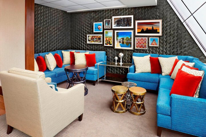 Lounge 28 of 35