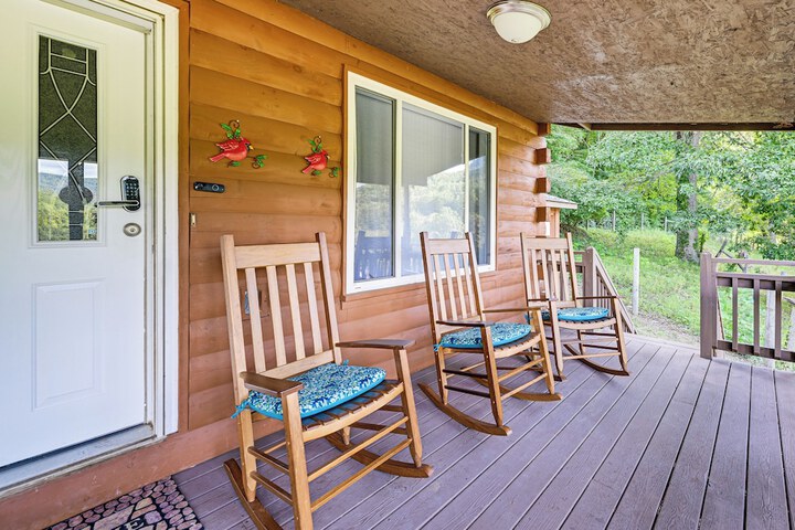 Riverfront Cabin w / Mtn Views in Tuckasegee!