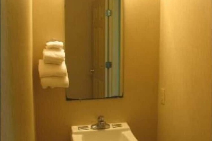 Room 7 of 9