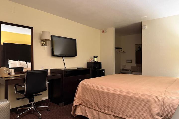 Hollister Inn