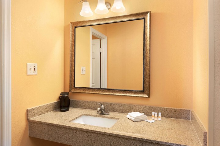 Days Inn by Wyndham Queensbury / Lake George