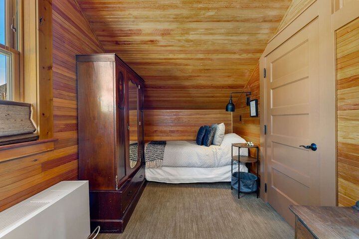 Room 32 of 68