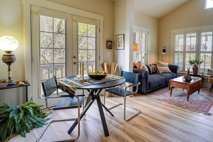 Charming Granville Home w / Porch - Walk Downtown!