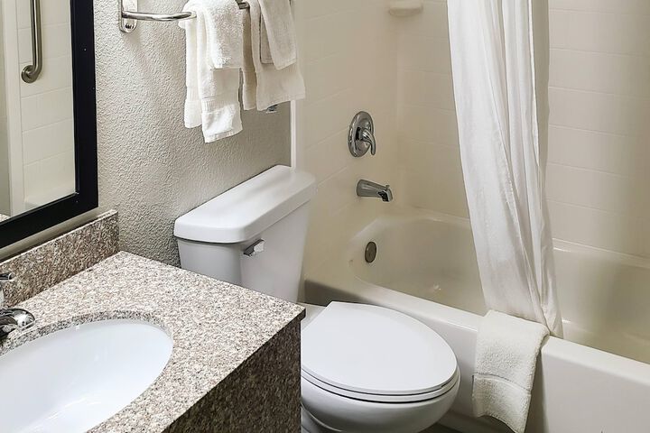 Clarion Pointe Bettendorf - Quad Cities