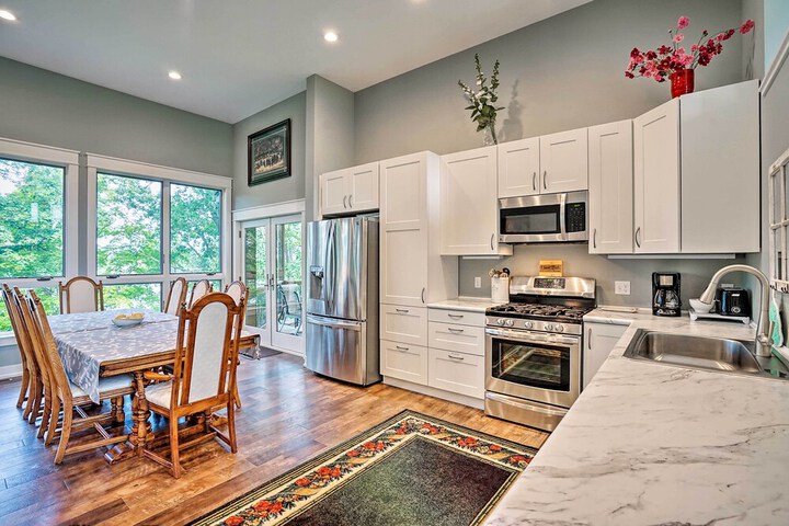 Grand Rapids Area Lakefront House w / Dock