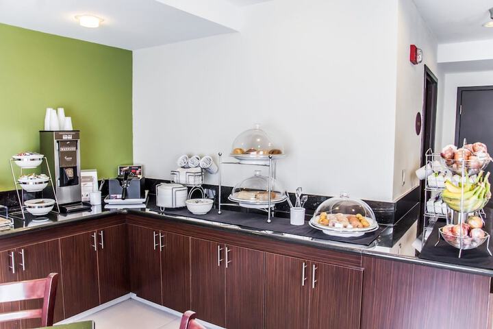 Breakfast/Coffee Service 26 of 33