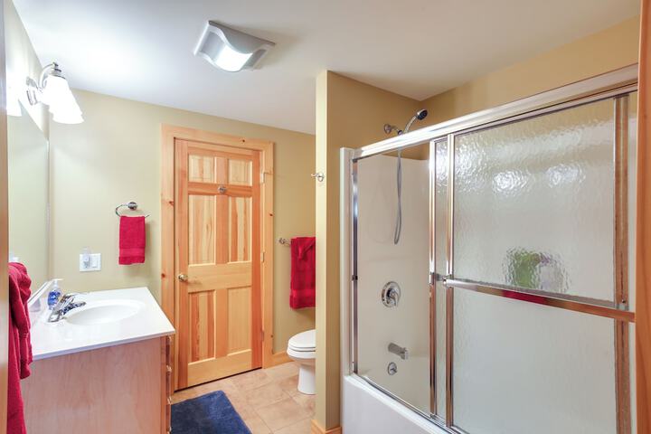 Lake View Champlain Home w / Hot Tub & Sauna!