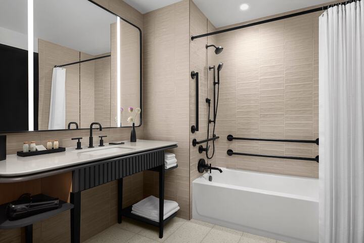 Renaissance Milwaukee West Hotel