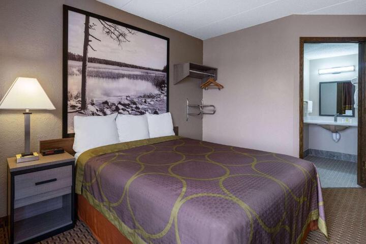 Super 8 by Wyndham Owatonna