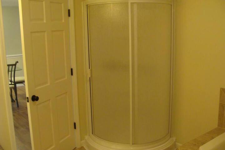Beulah Land Guest House w / King Bed & Jacuzzi Tub