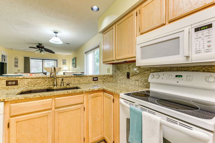 7 Mi to North Myrtle Beach: Condo w / Pool Access