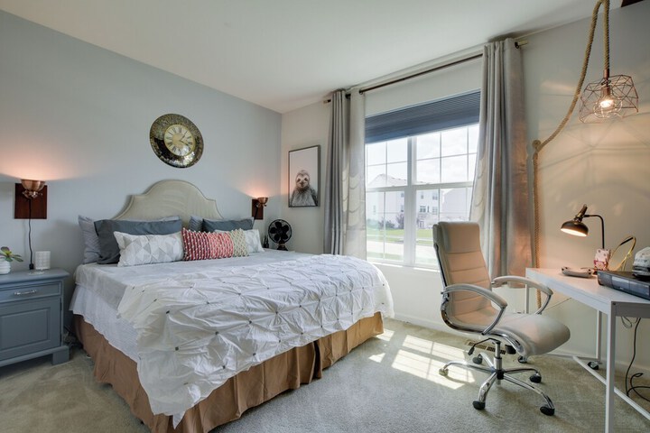 Spacious Waterfront Yorkville Getaway w / Yard