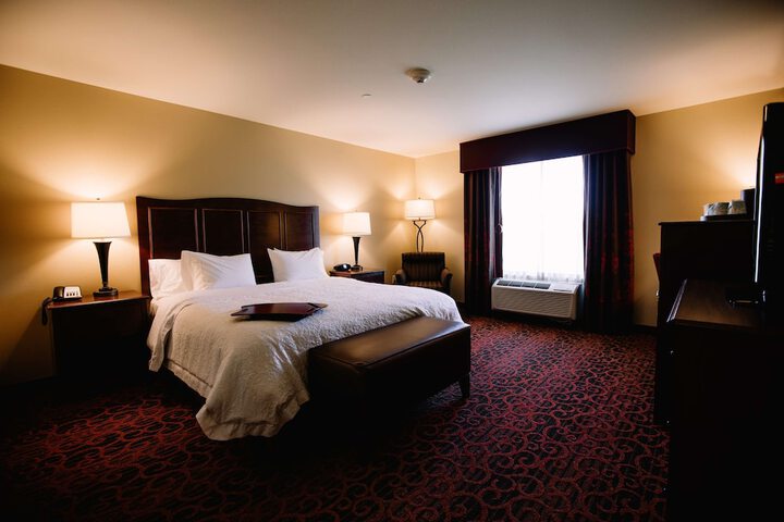 Hampton Inn & Suites Minot Airport