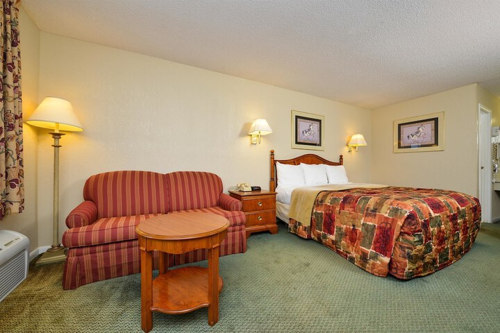 Room 8 of 12