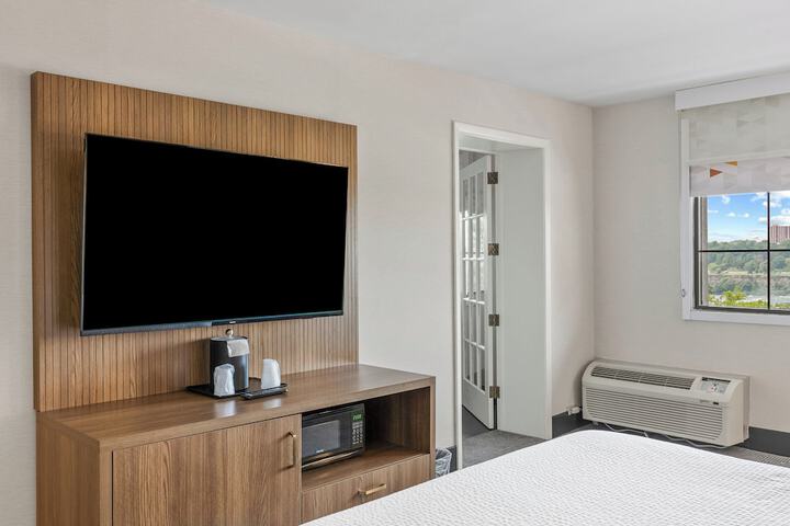 Holiday Inn Niagara Falls State Park Entry by IHG