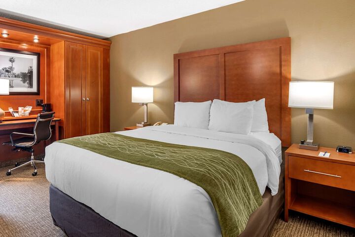 Room 10 of 32