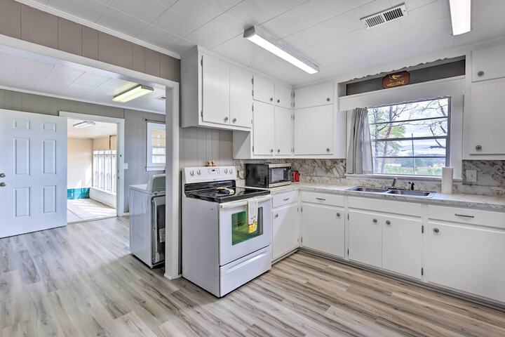 Charming Gadsden Home w / Golf Course Views!