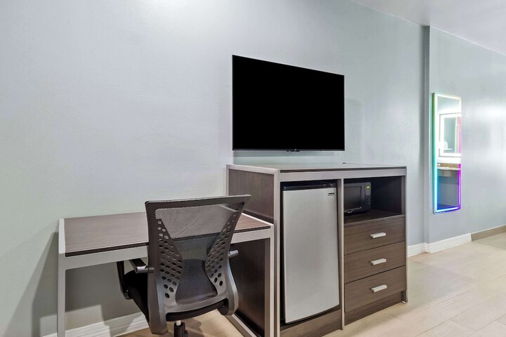 Econo Lodge Inn & Suites Channelview - Houston East