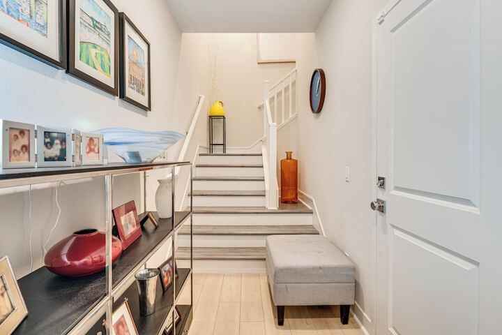 12 Mi to Dtla! Multi-level Charmer w / Pool Access