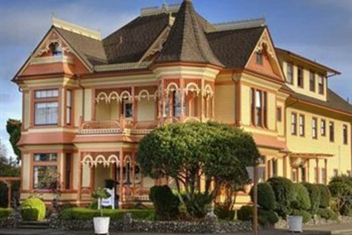 Gingerbread Mansion Inn