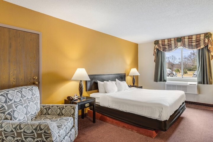 Econo Lodge Whitehall near Michigans Adventure