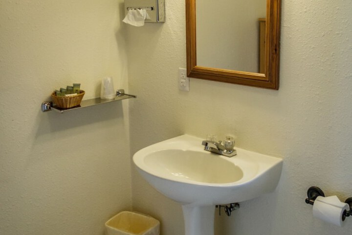 Green Gables Motel & Suites