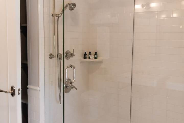 Room 32 of 68