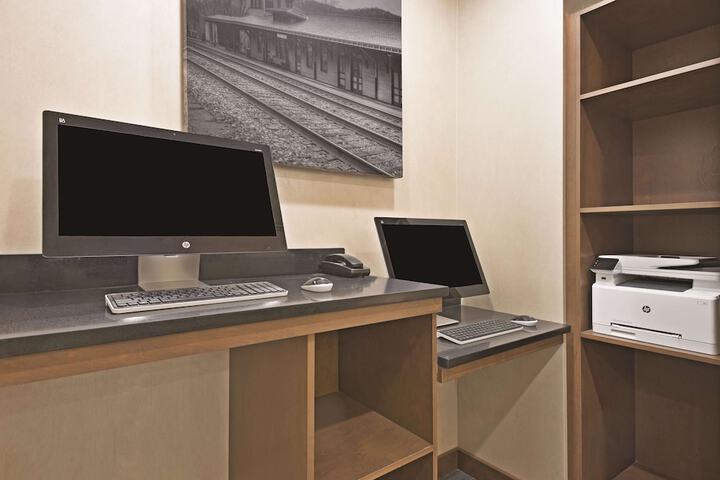 Business Center 68 of 68