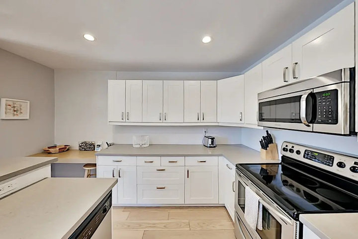 Immaculate Beach W / Pool Hot Tub & Balconies 2 Bedroom Condo