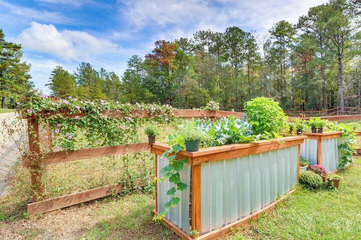 Rural Retreat w / Covered Porch Near Jackson