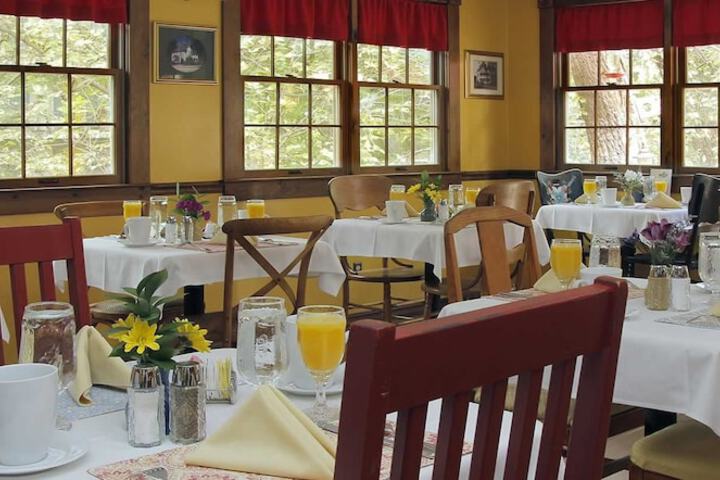Dining 60 of 70