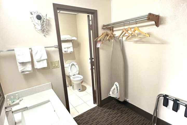 Room 52 of 163