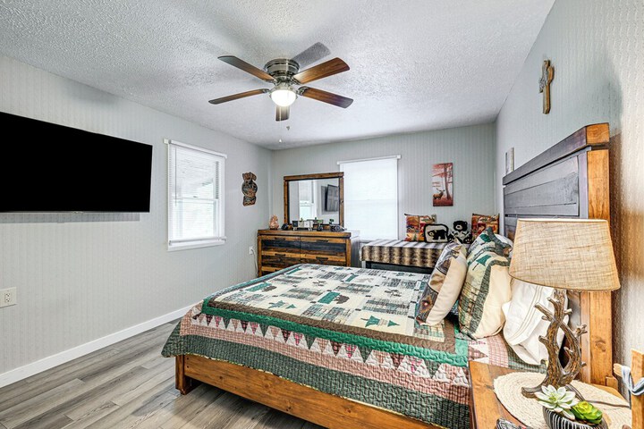 Riverfront Cabin w / Mtn Views in Tuckasegee!