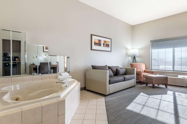 Country Inn & Suites by Radisson Watertown, SD