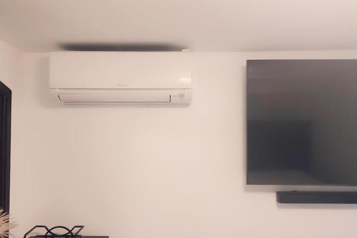 Baldwin NY 1 Bedroom Apartment Queen Size Bed